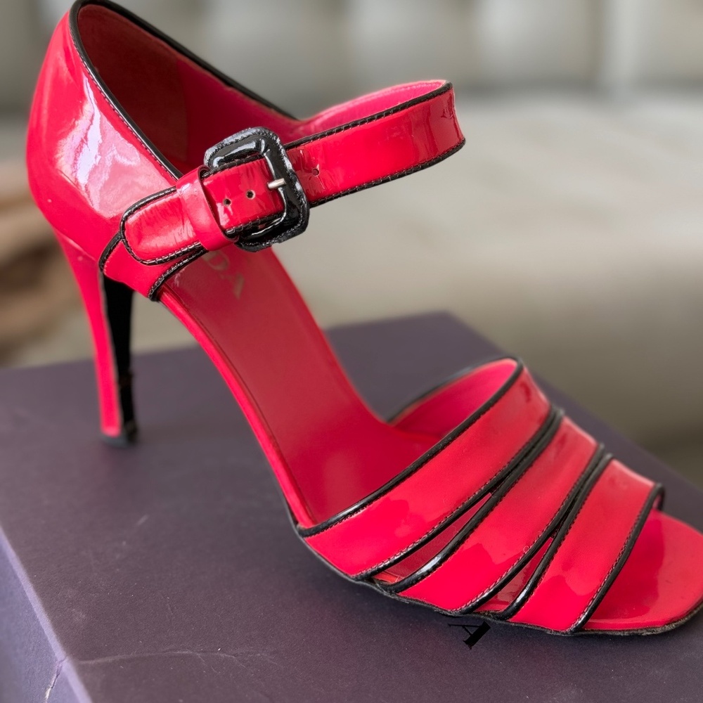 Prada Vernice Border Pink / Black Patent Leather Heels Size 5.5